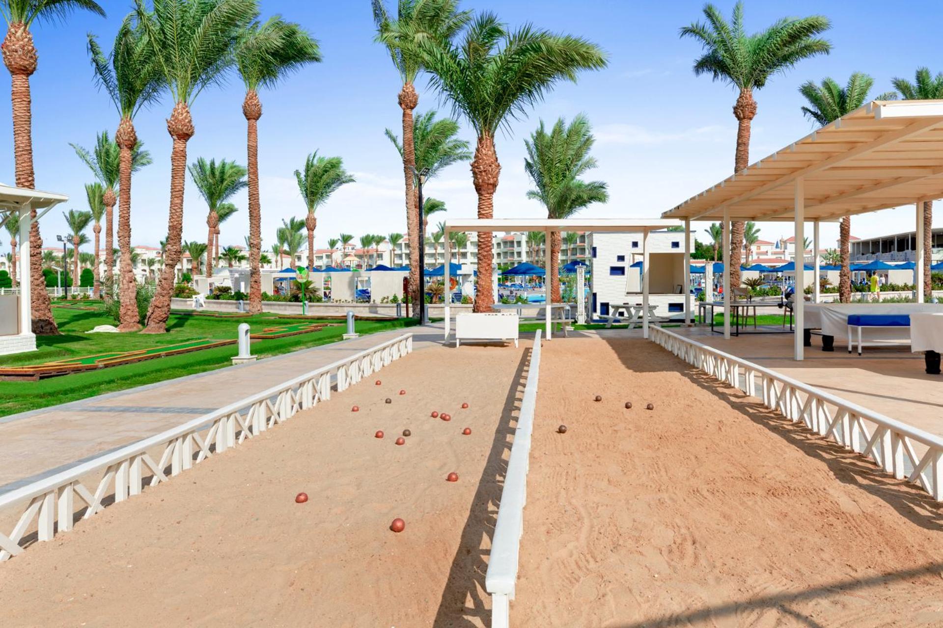 Pickalbatros Dana Beach Resort - Aqua Park Hurghada Exterior foto A bocce ball court