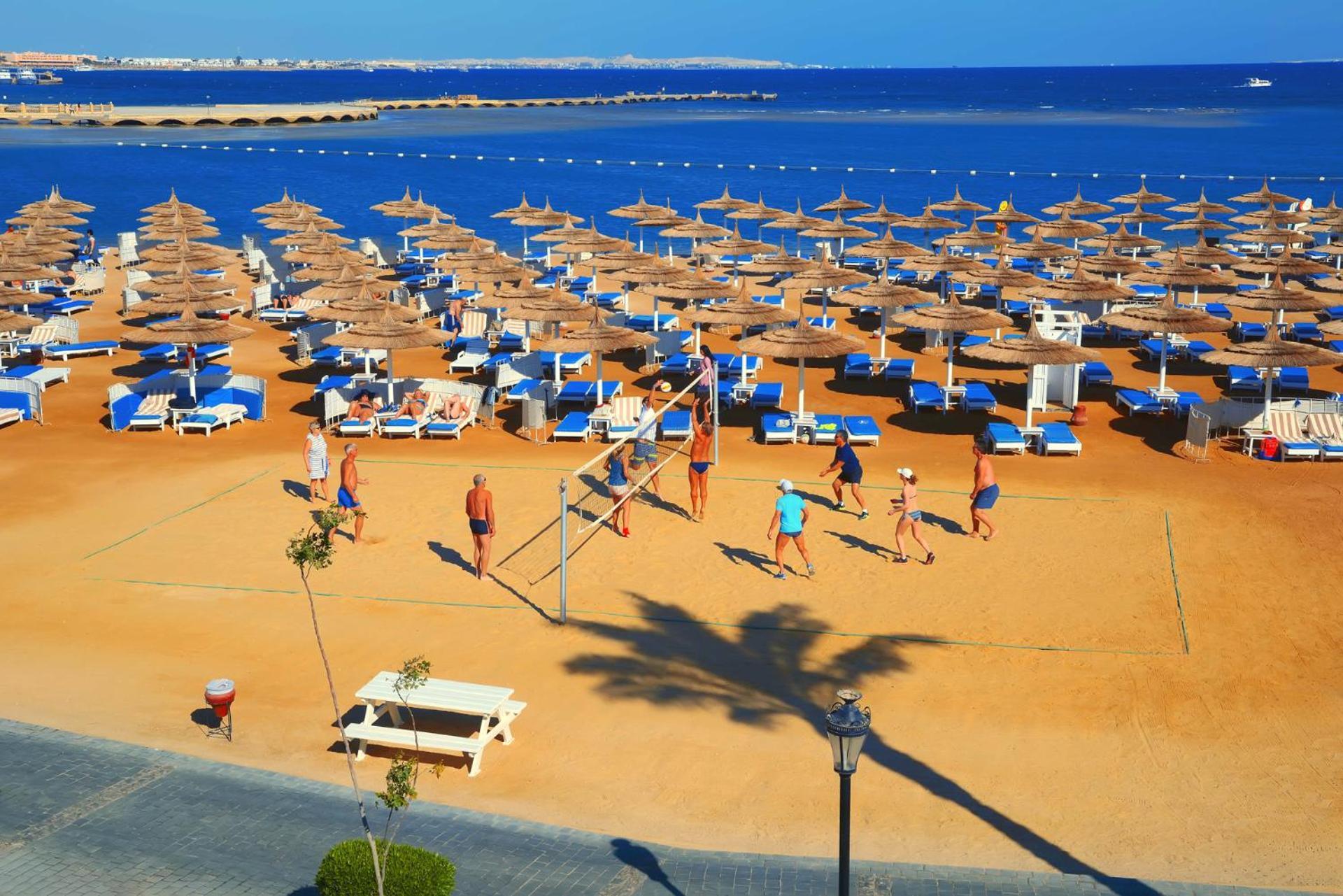 Pickalbatros Dana Beach Resort - Aqua Park Hurghada Exterior foto Tourists on a beach in Egypt