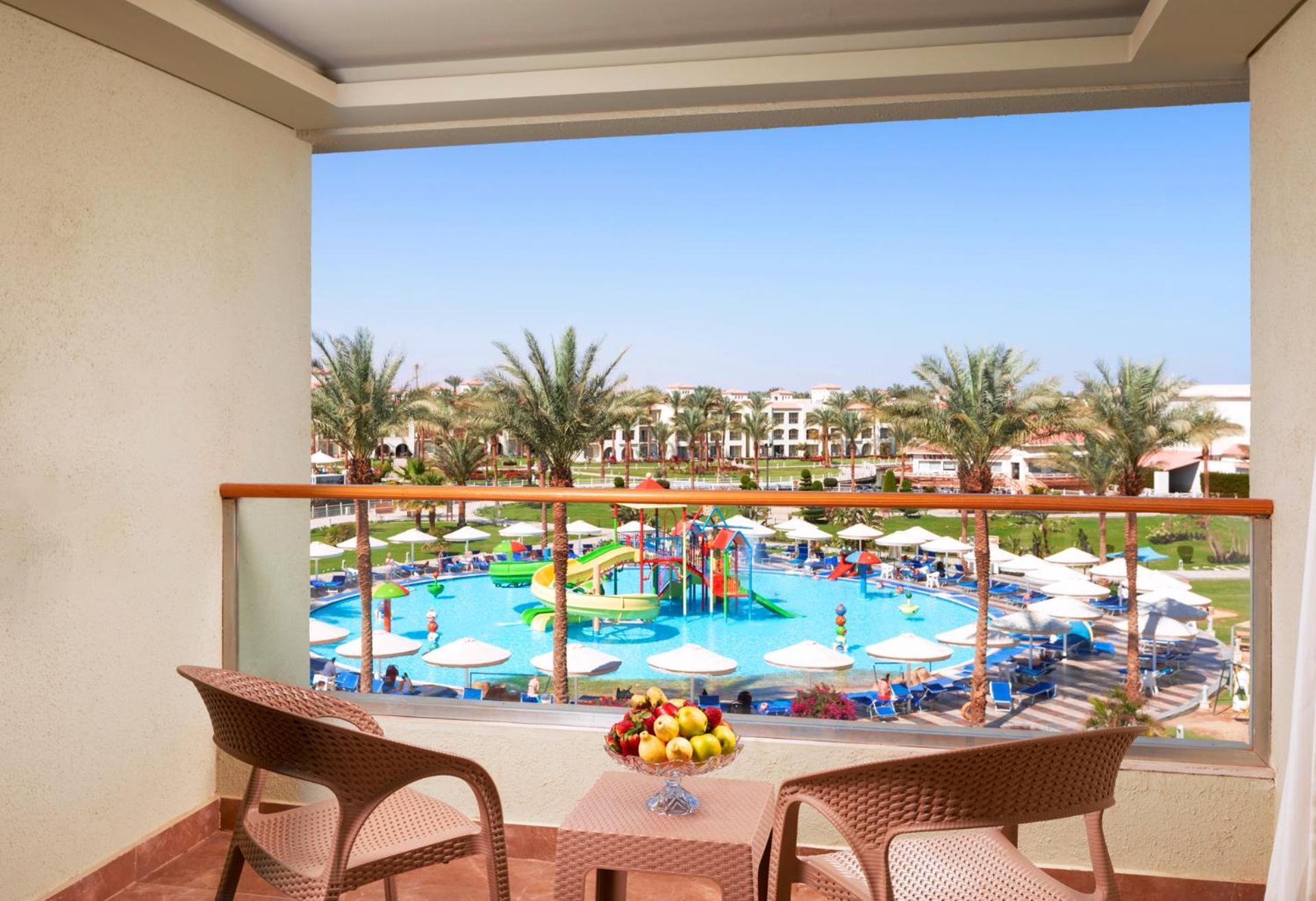 Pickalbatros Dana Beach Resort - Aqua Park Hurghada Exterior foto Balcony of a hotel room