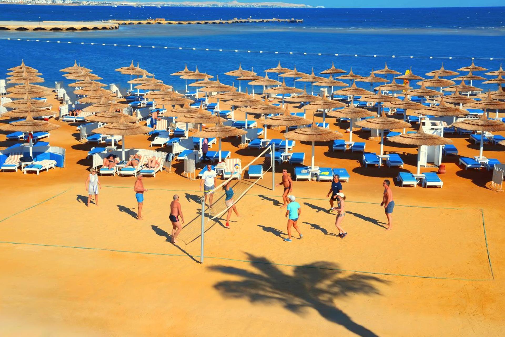 Pickalbatros Dana Beach Resort - Aqua Park Hurghada Exterior foto Tourists playing beach volleyball in Egypt