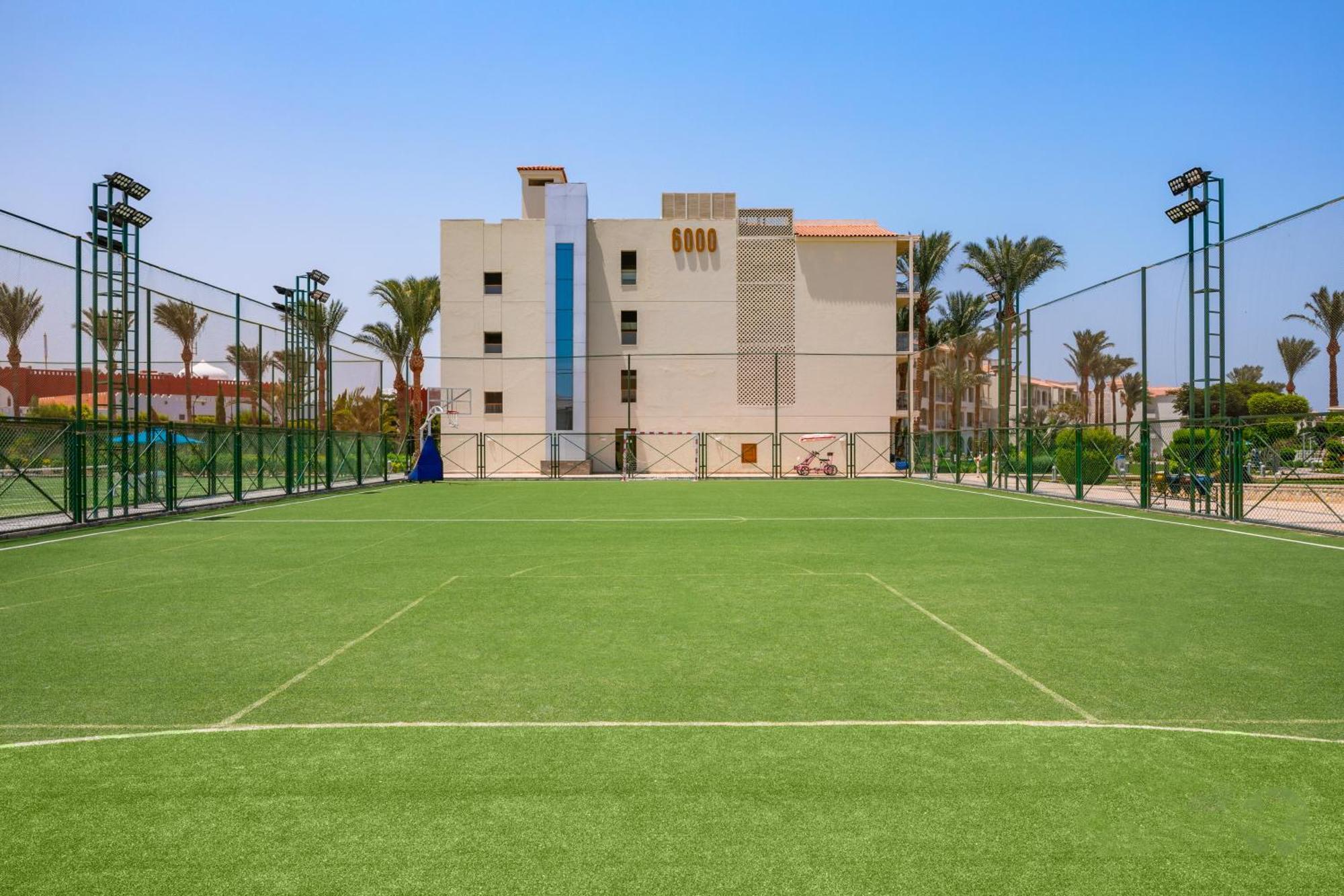 Pickalbatros Dana Beach Resort - Aqua Park Hurghada Exterior foto The American University in Cairo