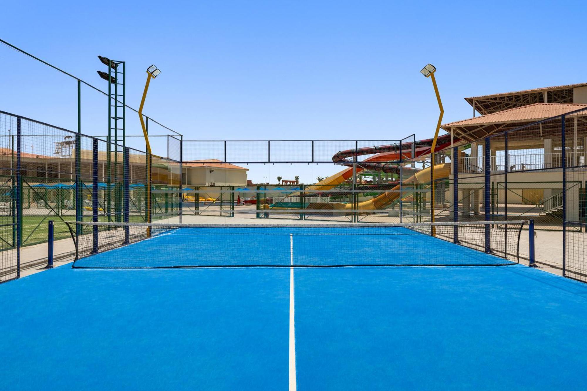 Pickalbatros Dana Beach Resort - Aqua Park Hurghada Exterior foto A paddle tennis court