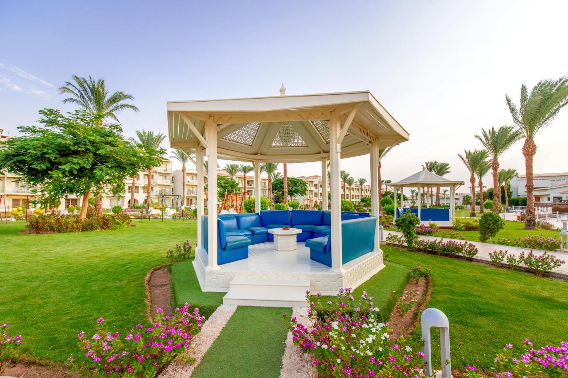 Pickalbatros Dana Beach Resort - Aqua Park Hurghada Exterior foto The resort's gardens
