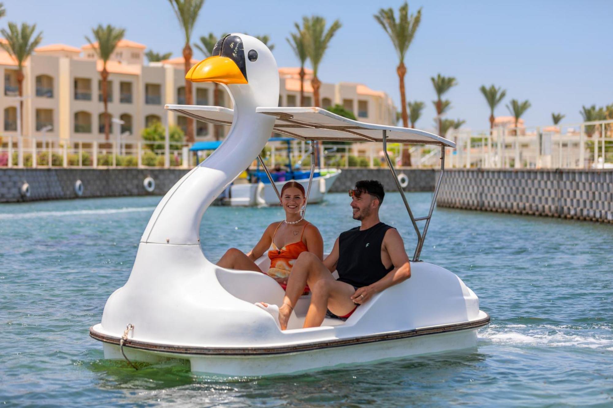 Pickalbatros Dana Beach Resort - Aqua Park Hurghada Exterior foto A swan boat